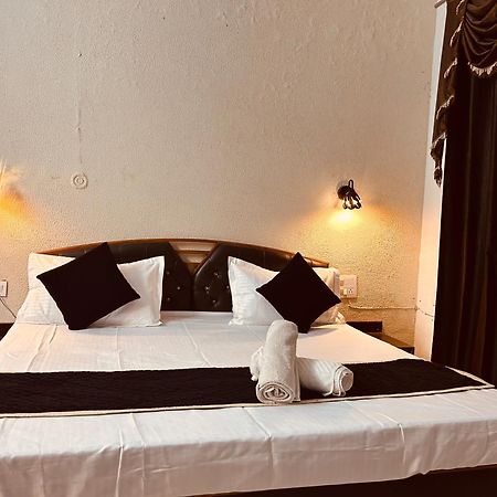 The For You Hotel & Restaurant Rishīkesh Exteriör bild