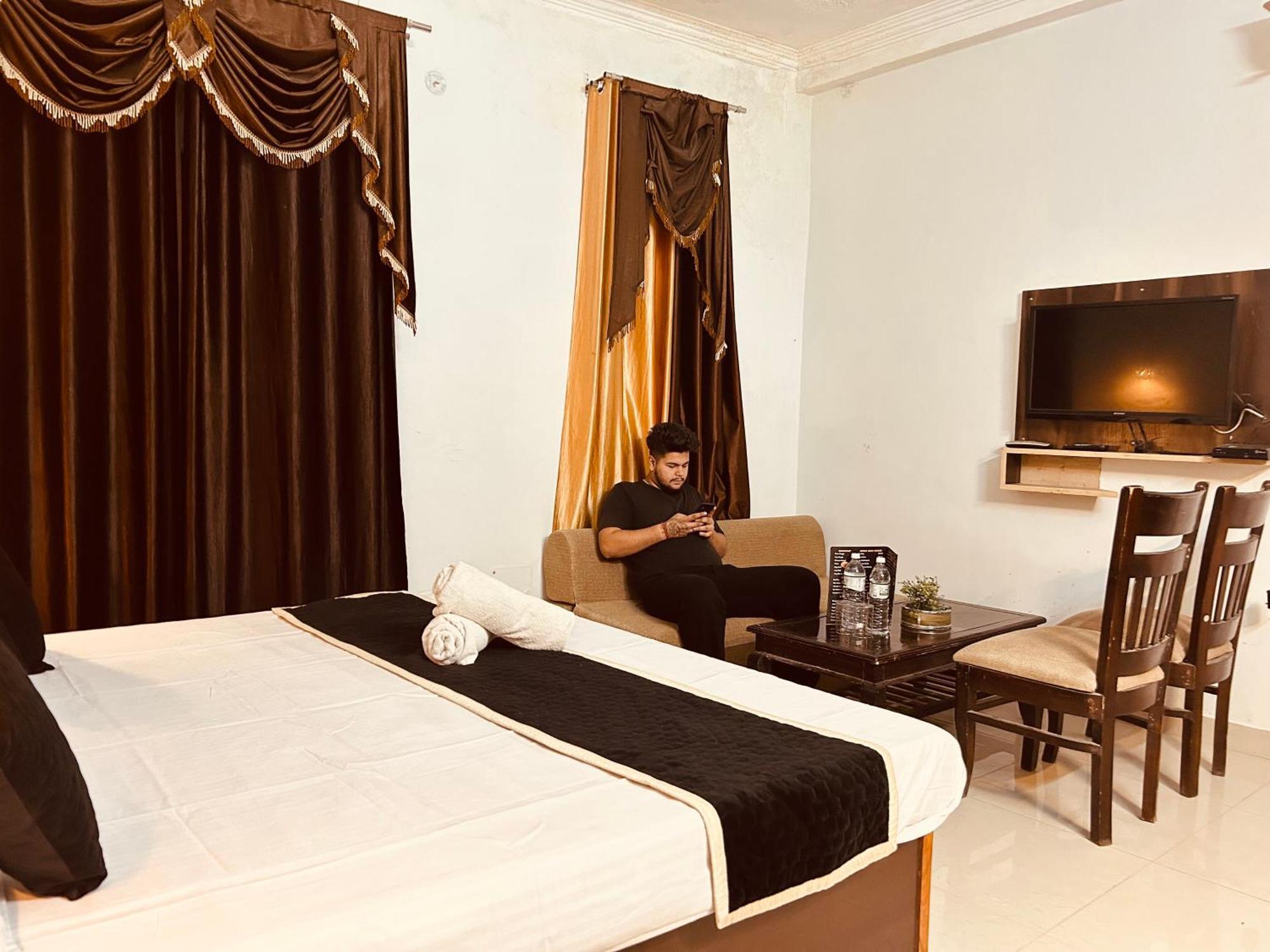 The For You Hotel & Restaurant Rishīkesh Exteriör bild
