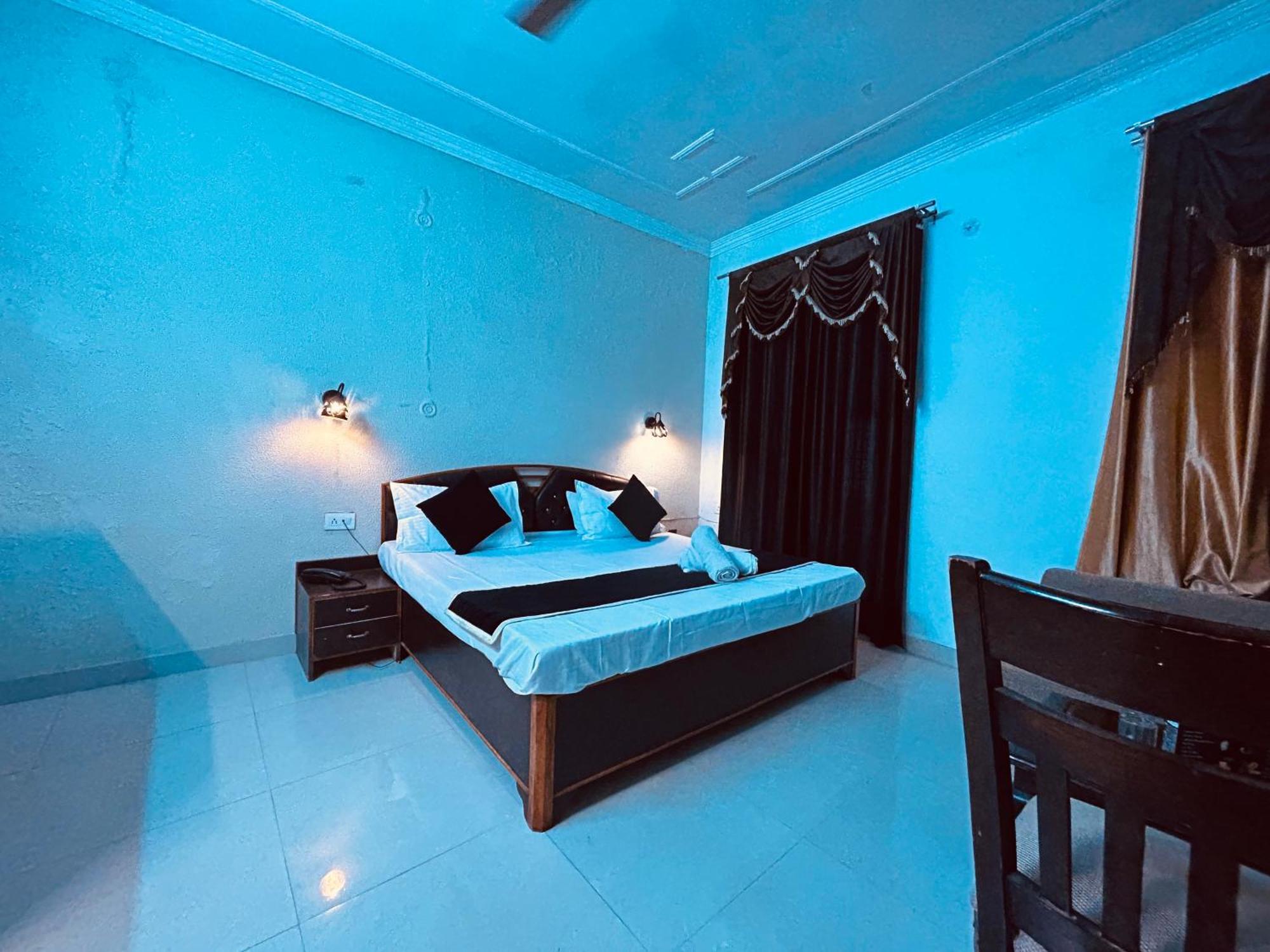 The For You Hotel & Restaurant Rishīkesh Exteriör bild