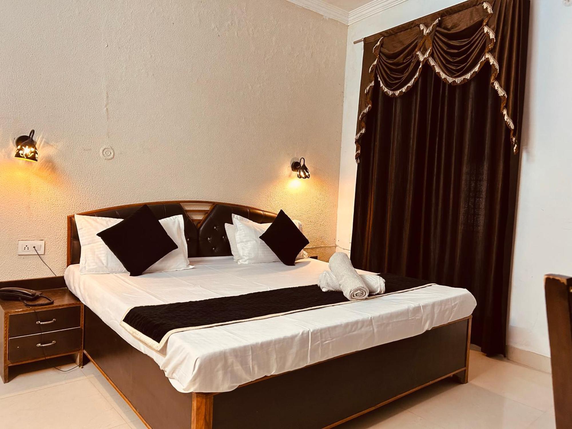 The For You Hotel & Restaurant Rishīkesh Exteriör bild