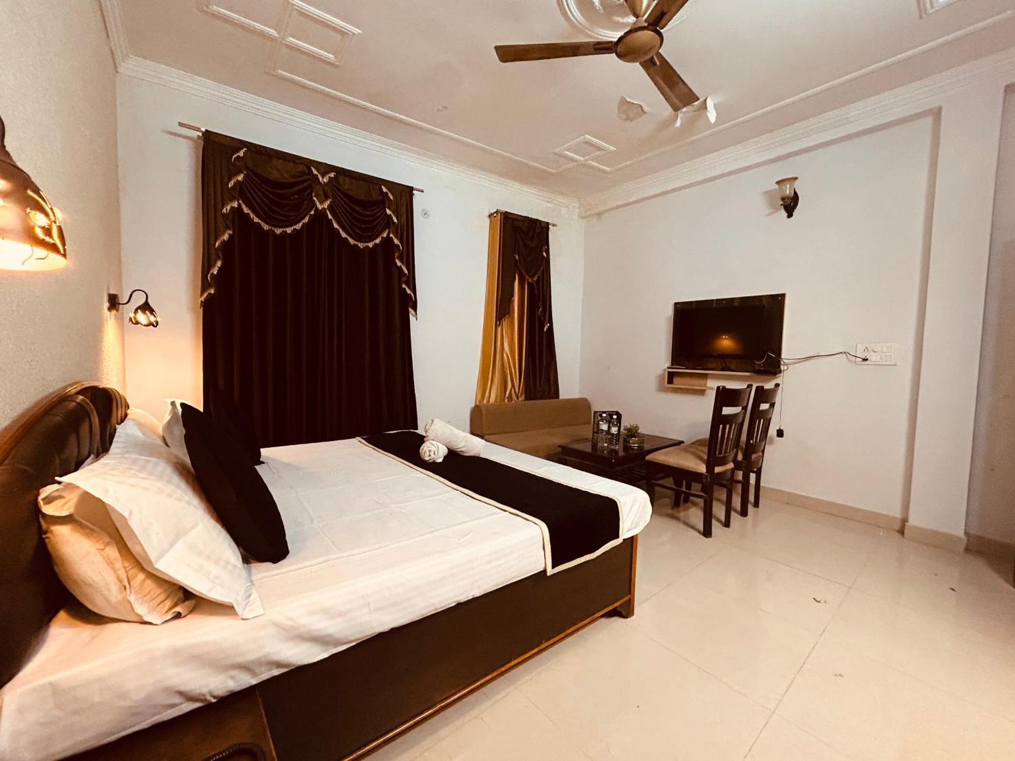 The For You Hotel & Restaurant Rishīkesh Exteriör bild