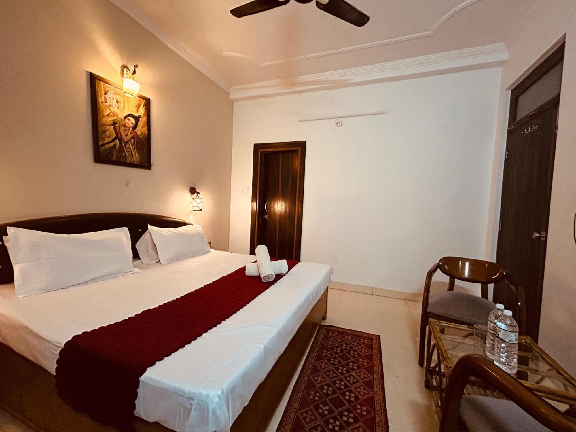 The For You Hotel & Restaurant Rishīkesh Exteriör bild
