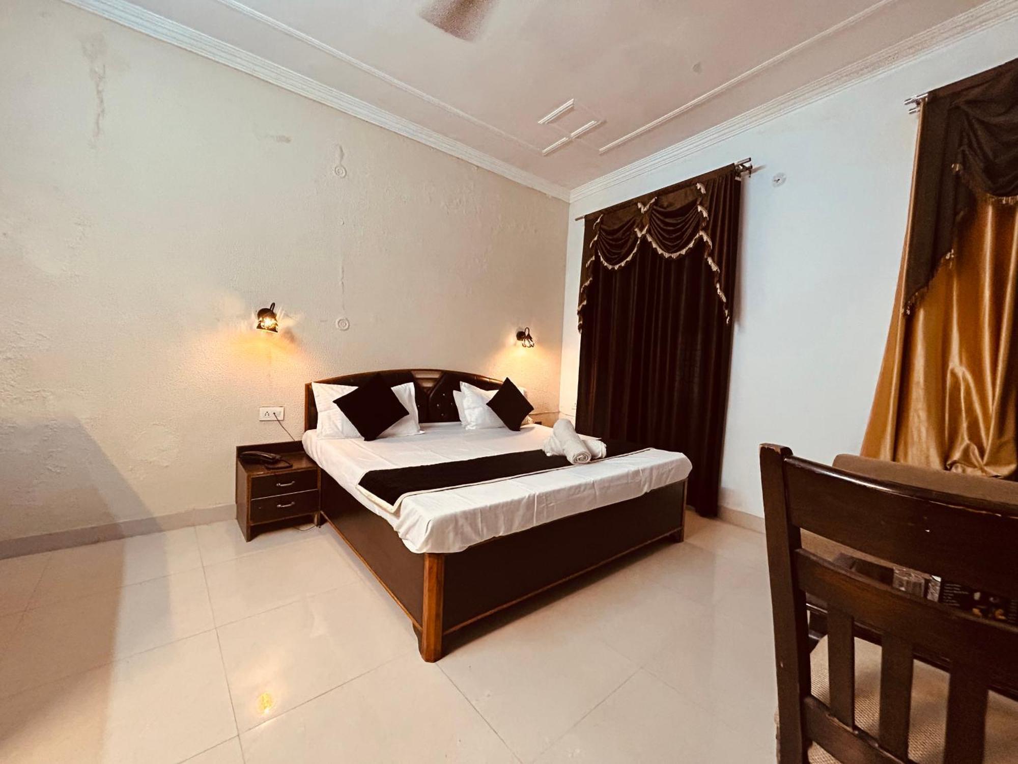 The For You Hotel & Restaurant Rishīkesh Exteriör bild
